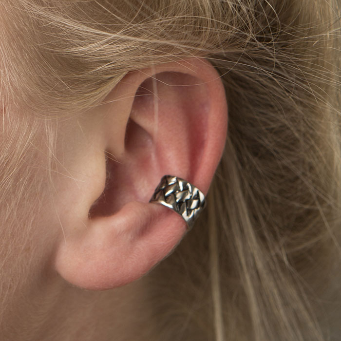 Ear cuff con motivo trenzado
