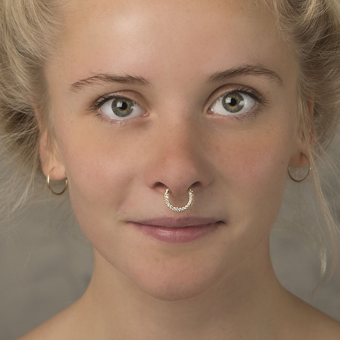 Clicker para el septum recubierto de oro con circonitas