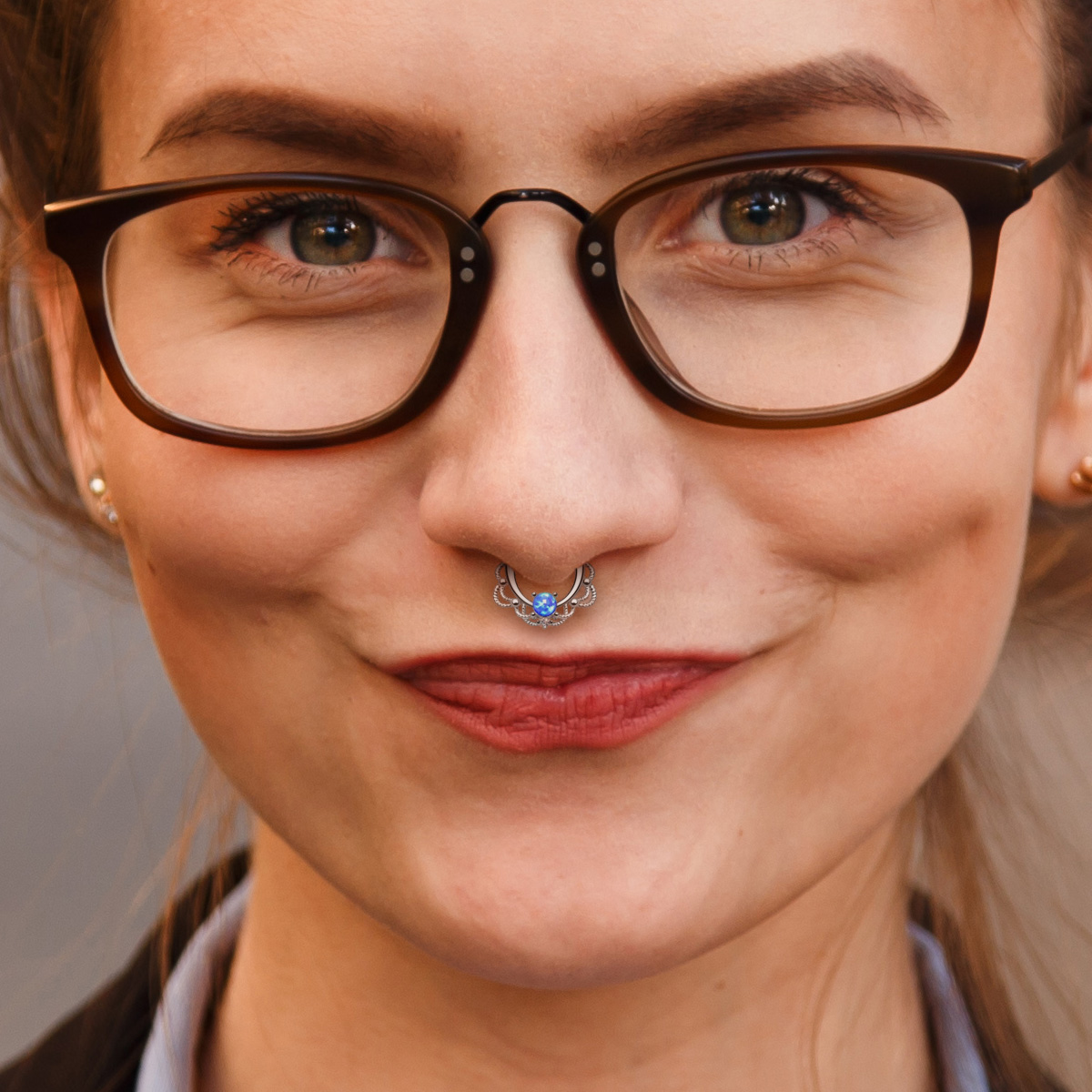 Piercing para el septum con ópalo y diseño de cadena