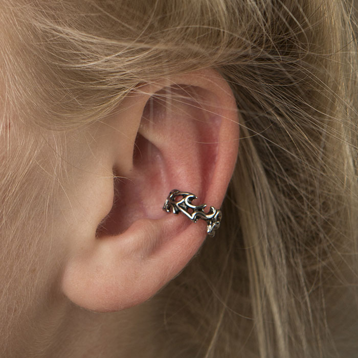 Ear cuff con diseño troquelado
